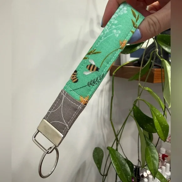 Bee Pattern Keychain Wristlet Handmade - Picture 4 of 4